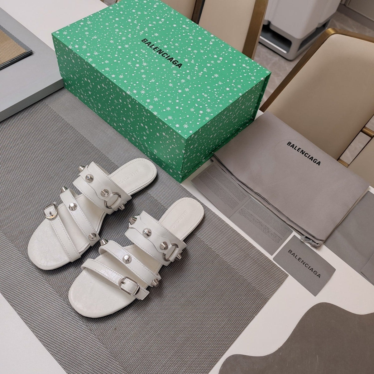 STRAPPY FLAT SANDALS IN WHITE STUDDED WAX-OIL SHEEPSKIN