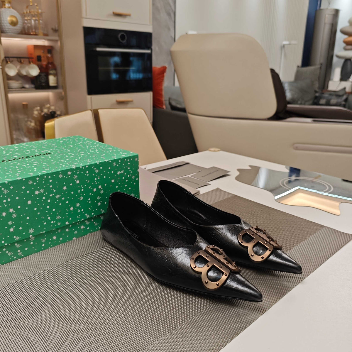 POINTED BALLET FLATS IN BLACK SHINY CRACKED SHEEPSKIN