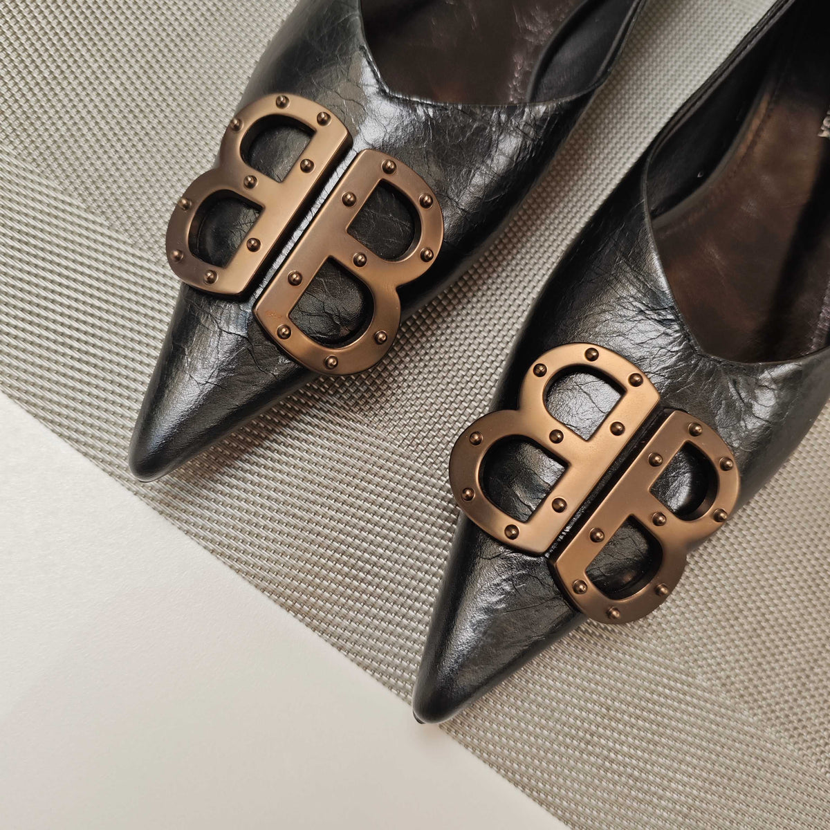 POINTED BALLET FLATS IN BLACK SHINY CRACKED SHEEPSKIN