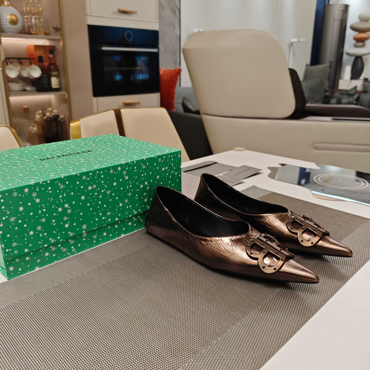 POINTED BALLET FLATS IN CHOCOLATE SHINY CRACKED SHEEPSKIN