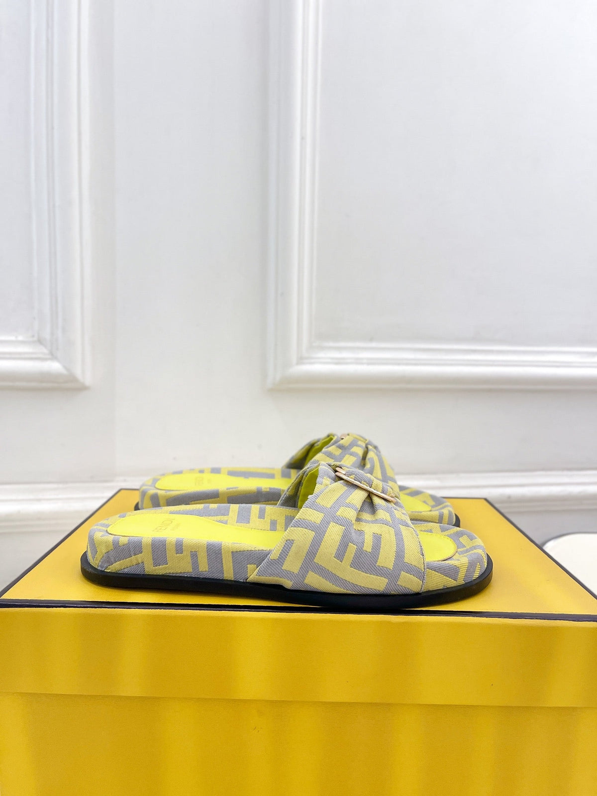 FENDI FLAT SLIPPER IN YELLOW MIX GREY MONOGRAM JACQUARD FABRIC WITH GOLD HARDWARE