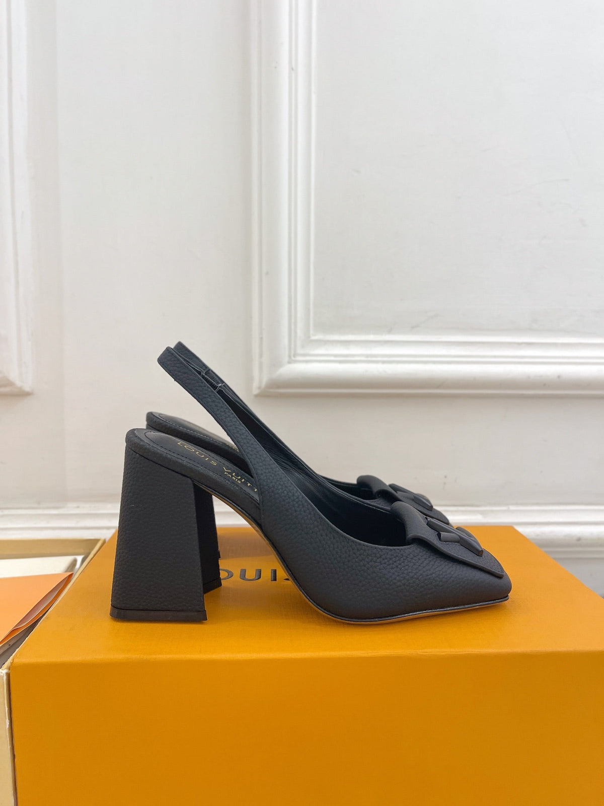 SHAKE SQUARE-TOE BLOCK HEEL 9 CM SANDALS IN BLACK PEPPLE CALFSKIN