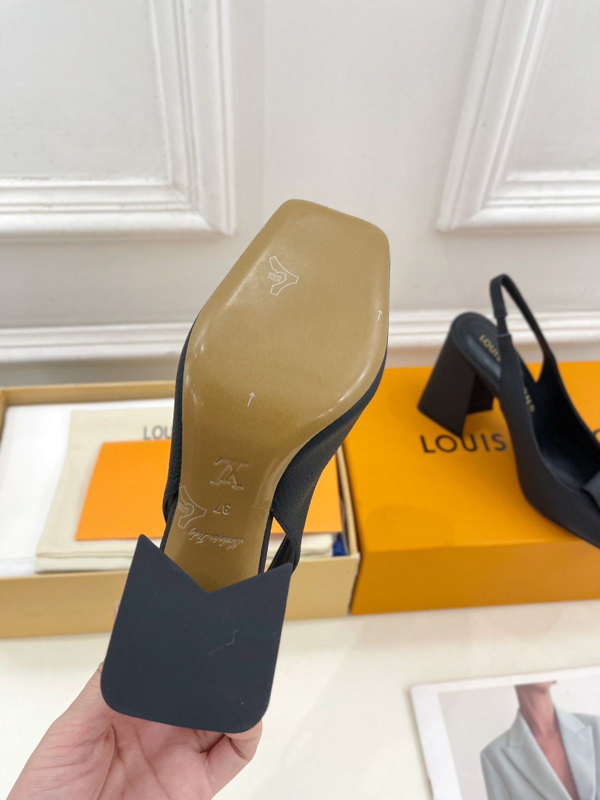 SHAKE SQUARE-TOE BLOCK HEEL 9 CM SANDALS IN BLACK PEPPLE CALFSKIN