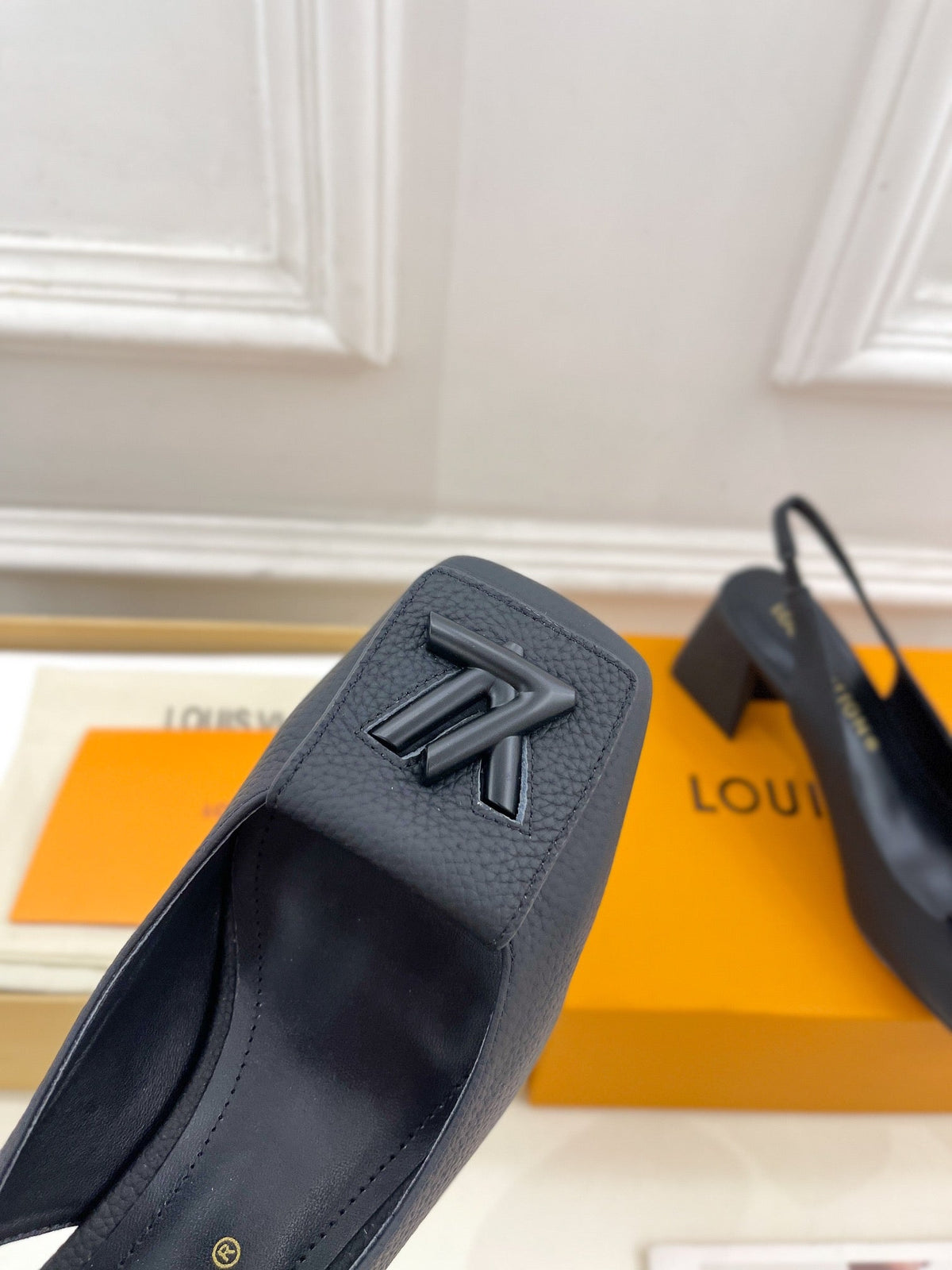 SHAKE SQUARE-TOE BLOCK HEEL 5.5 CM SANDALS IN BLACK PEPPLE CALFSKIN