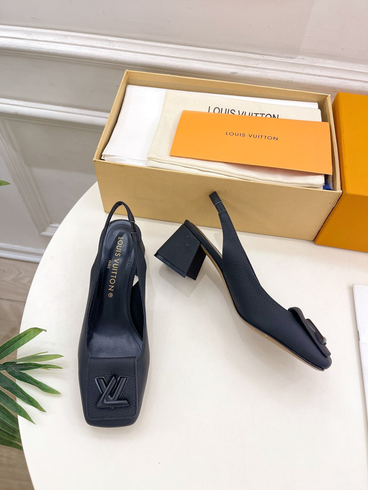 SHAKE SQUARE-TOE BLOCK HEEL 5.5 CM SANDALS IN BLACK PEPPLE CALFSKIN