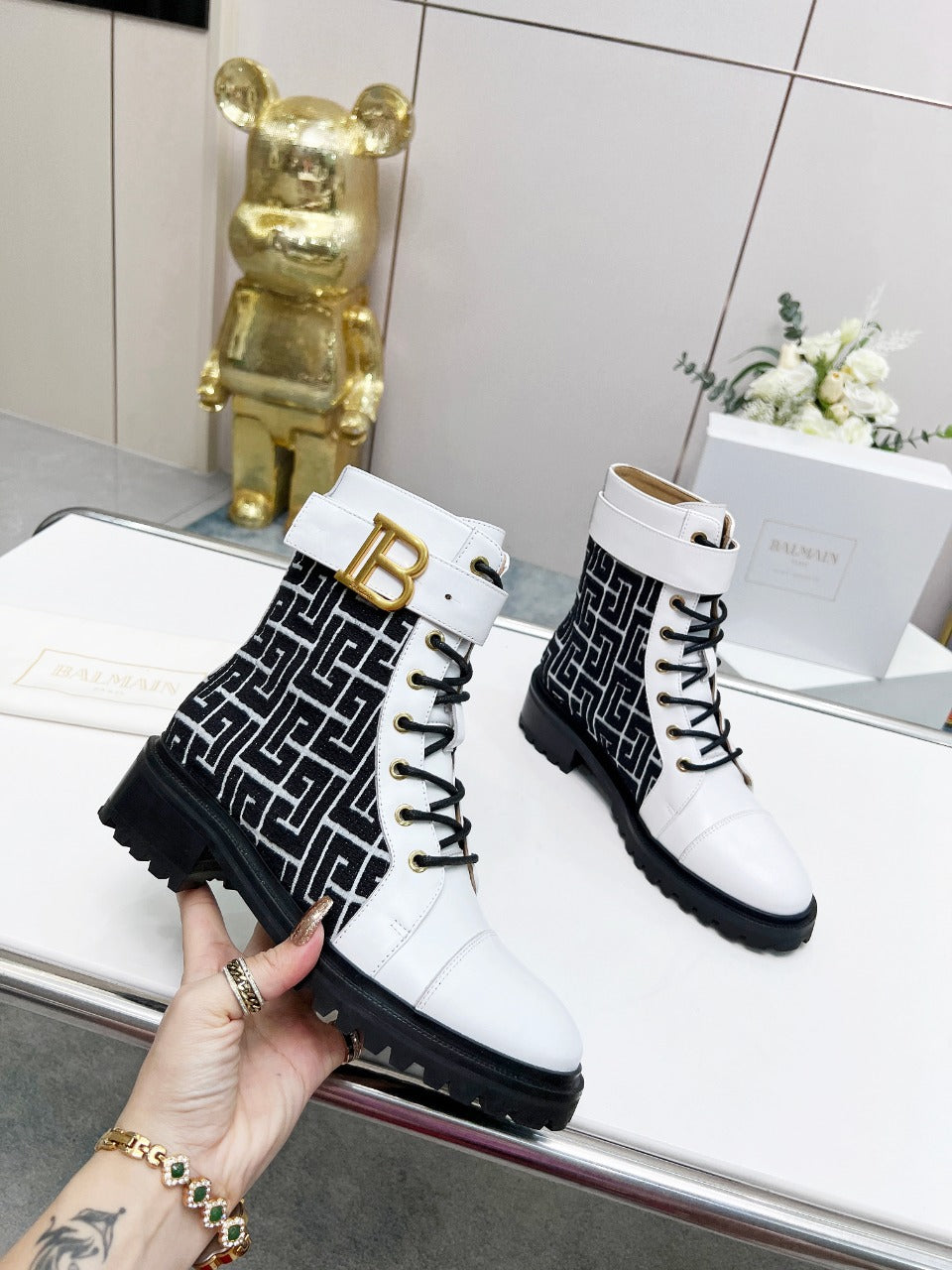 BALMAIN 26S BOOTS IN WHITE CALFSKIN AND BLACK WOOL